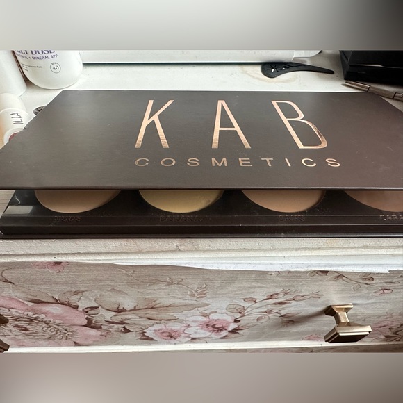 KAB Cosmetics Contour Palette Volume 1 - Picture 5 of 5